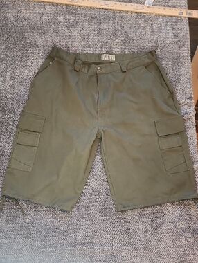 BTL SIZE 40 Men's Olive Cargo Shorts with Multi-Pocket Utility Design